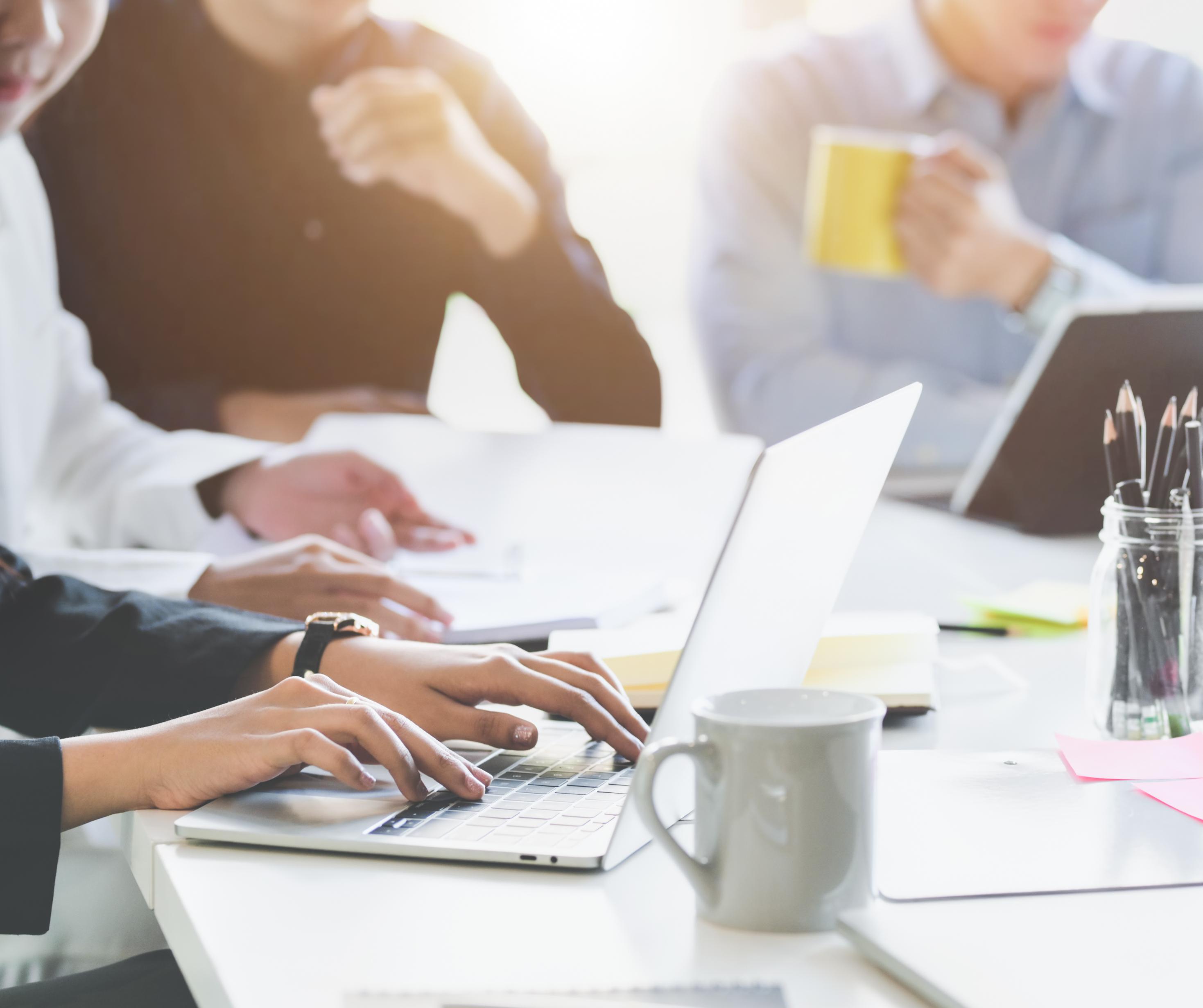 Mirror WorkHub - Современ деловен простор